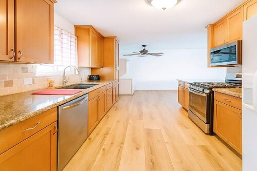 3-bedroom house in wonderful Santa Ana with AC