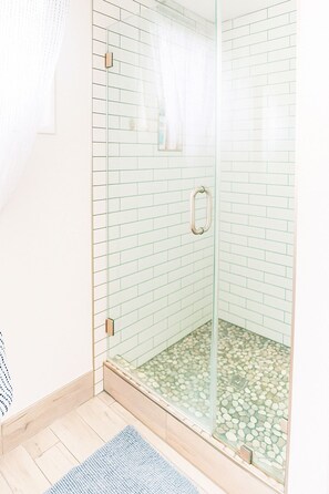 Shower, towels, soap, toilet paper - 3-bedroom house in wonderful Santa Ana with AC (Santa Ana)