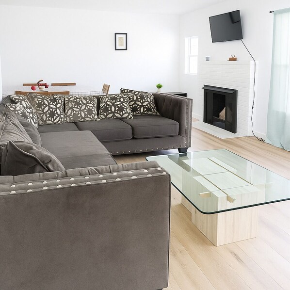 TV, fireplace - 3-bedroom house in wonderful Santa Ana with AC (Santa Ana)