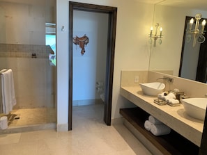 Een douche, een haardroger, handdoeken, zeep