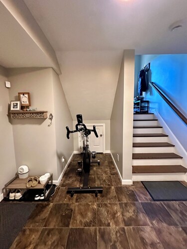 Cozy end-unit 3BR/2.5BA townhouse in convenient suburban area