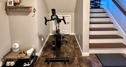 Cozy end-unit 3BR/2.5BA townhouse in convenient suburban area