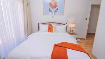 Een strijkplank/strijkijzer, internet, beddengoed