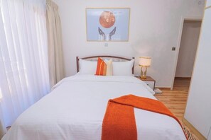 Een strijkplank/strijkijzer, internet, beddengoed