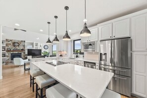 Mikrobølgeovn, ovn, kokeplater og oppvaskmaskin