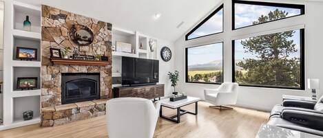 Télévision, cheminée