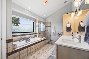Dusche, Whirlpool, Haartrockner, Bidet