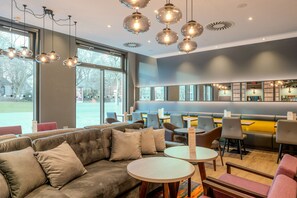 Lobby - Premier Inn Duisburg City Altstadt (Duisburg)