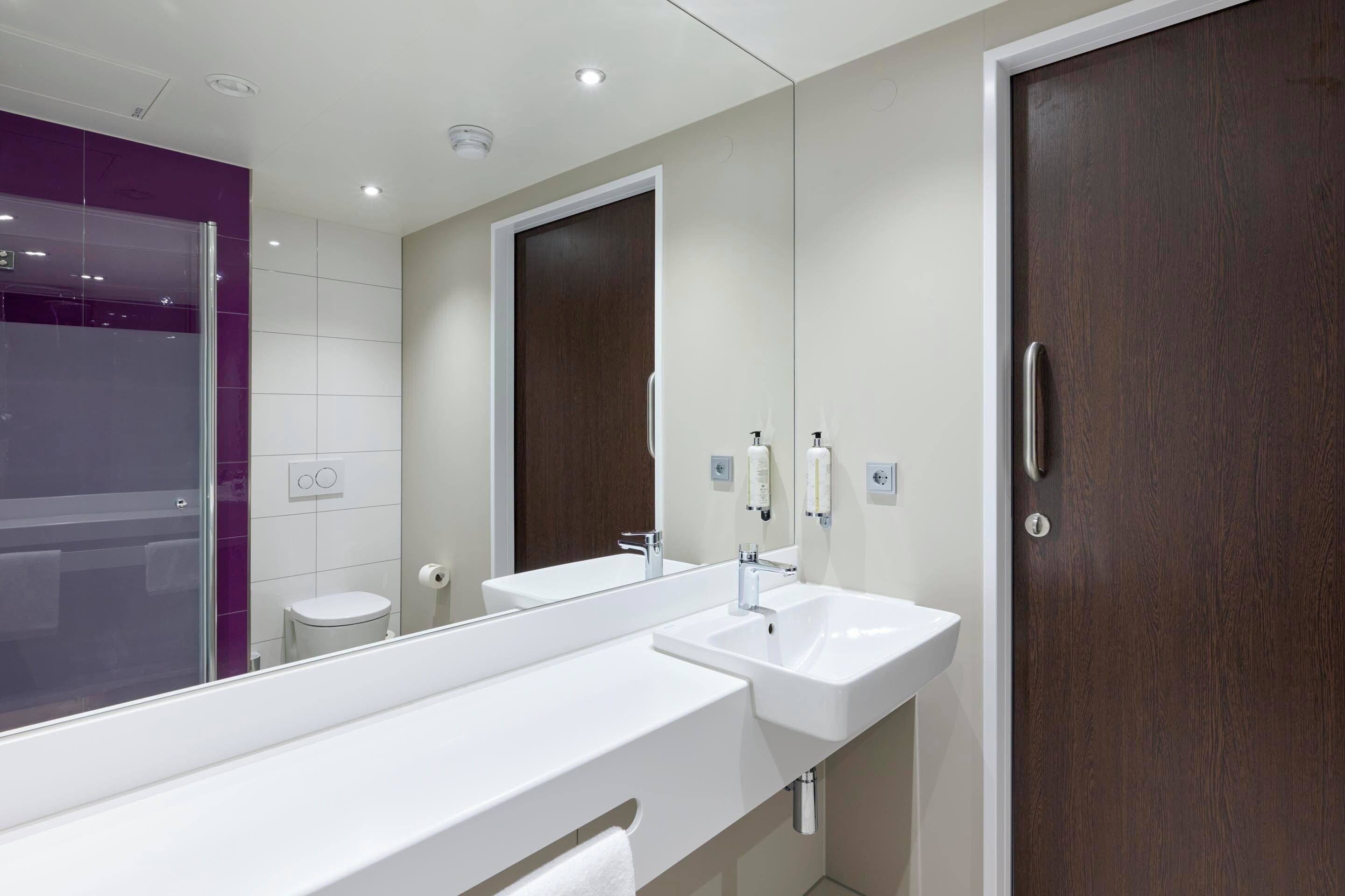 Double Room, Mobility Accessible (Barrier Free Room) | Bathroom | Soap, shampoo, toilet paper