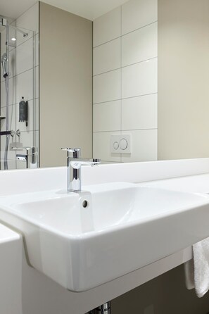 Hair dryer, towels, soap, shampoo - Premier Inn Stuttgart Zuffenhausen (Stuttgart)