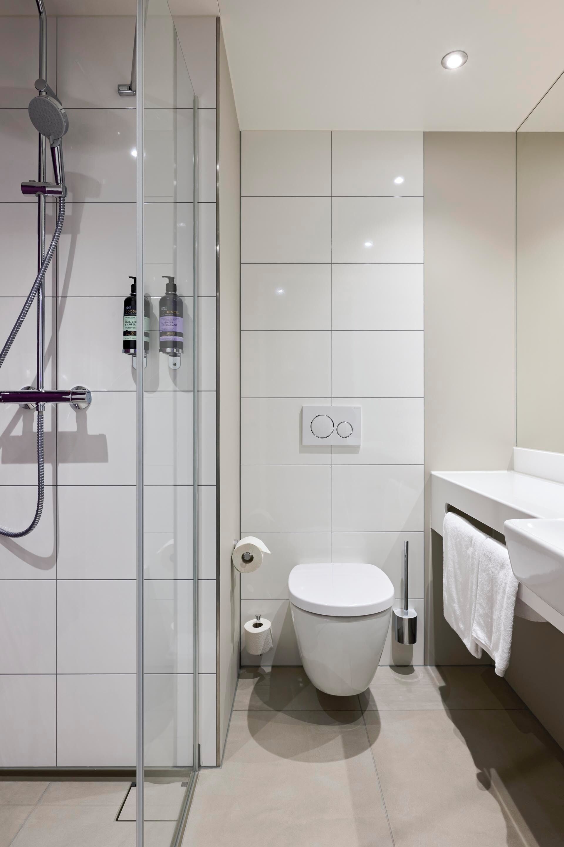 Superior Double Room | Bathroom | Soap, shampoo, toilet paper