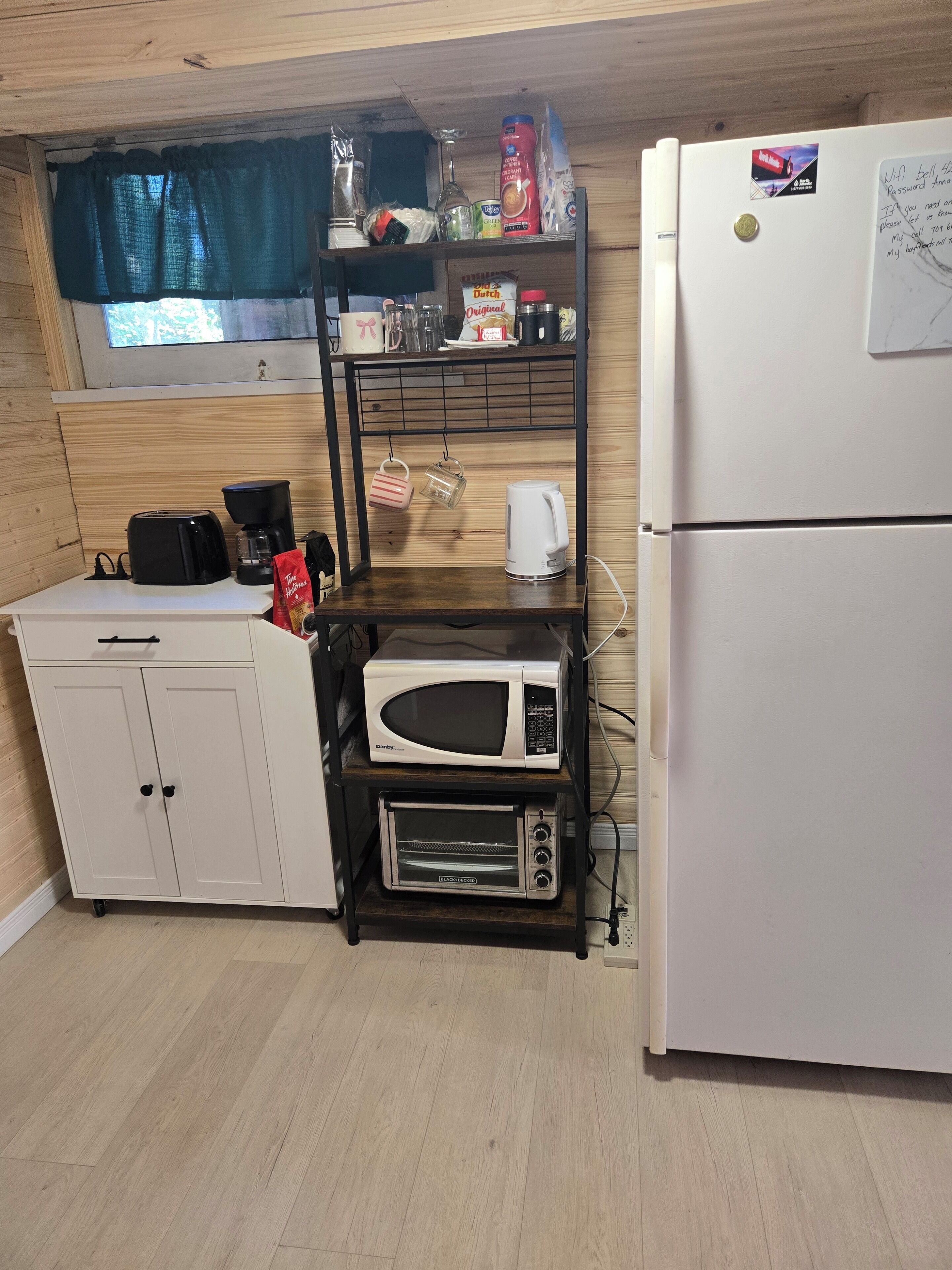 Kühlschrank, Mikrowelle, Wasserkocher mit Kaffee-/Teezubehör