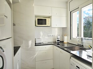 Kjøleskap, mikrobølgeovn, oppvaskmaskin og kaffetrakter/tekoker