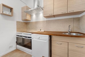 Een koelkast, een oven, een kookplaat, een vaatwasser