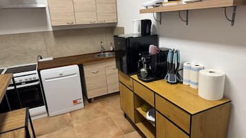 Refrigerador, horno, parrilla de estufa y lavavajillas