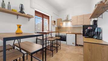 Frigorifero, forno, piano cottura, lavastoviglie