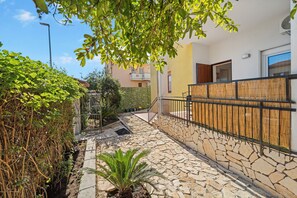 Property grounds - Apartment 'Nr 2' with Shared Pool and Garden (Pula)