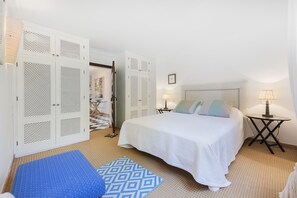 5 habitaciones, tabla de planchar con plancha, wifi y ropa de cama 