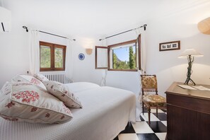 5 chambres, fer et planche à repasser, Wi-Fi, draps fournis