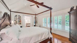 4 bedrooms, iron/ironing board, Internet, bed sheets