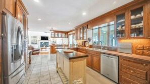 Mikrowelle, Ofen, Herdplatte, Wasserkocher mit Kaffee-/Teezubehör