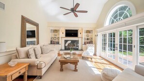 Smart-TV, Kamin, Tischtennisplatte, Stereoanlage