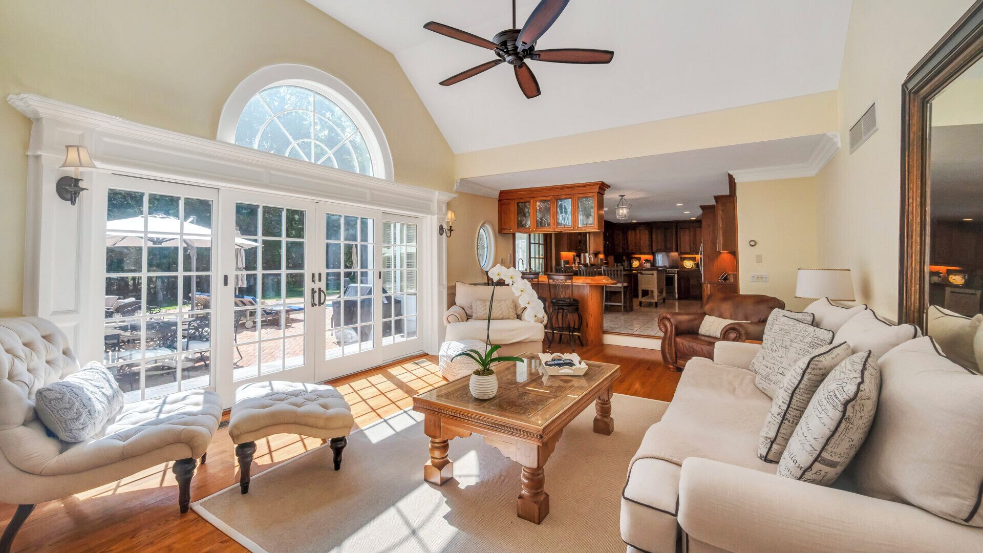 Smart TV, caminetto, tavolo da ping pong, impianto stereo