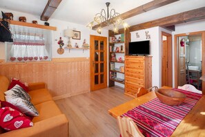 TV - Holiday Home 'Ciasa La Cate' with Mountain View, Private Terrace and Wi-Fi (Predazzo)