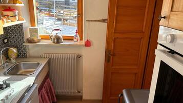 Een koelkast, een magnetron, een oven, een kookplaat