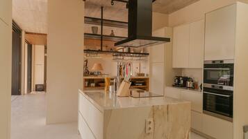 Frigorífic, microones, forn i placa de cuina