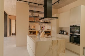 Køleskab, mikrobølgeovn, ovn, kogeplade