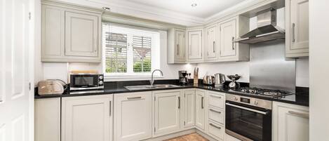 Frigorifero, microonde, forno, piano cottura