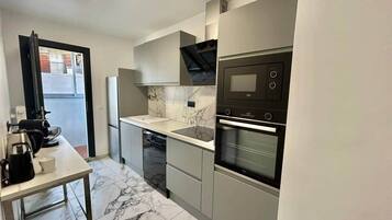 Réfrigérateur, micro-ondes, four, plaque de cuisson