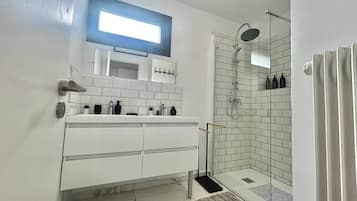 Douche, sèche-cheveux, serviettes fournies, savon