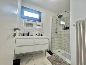 Douche, sèche-cheveux, serviettes fournies, savon