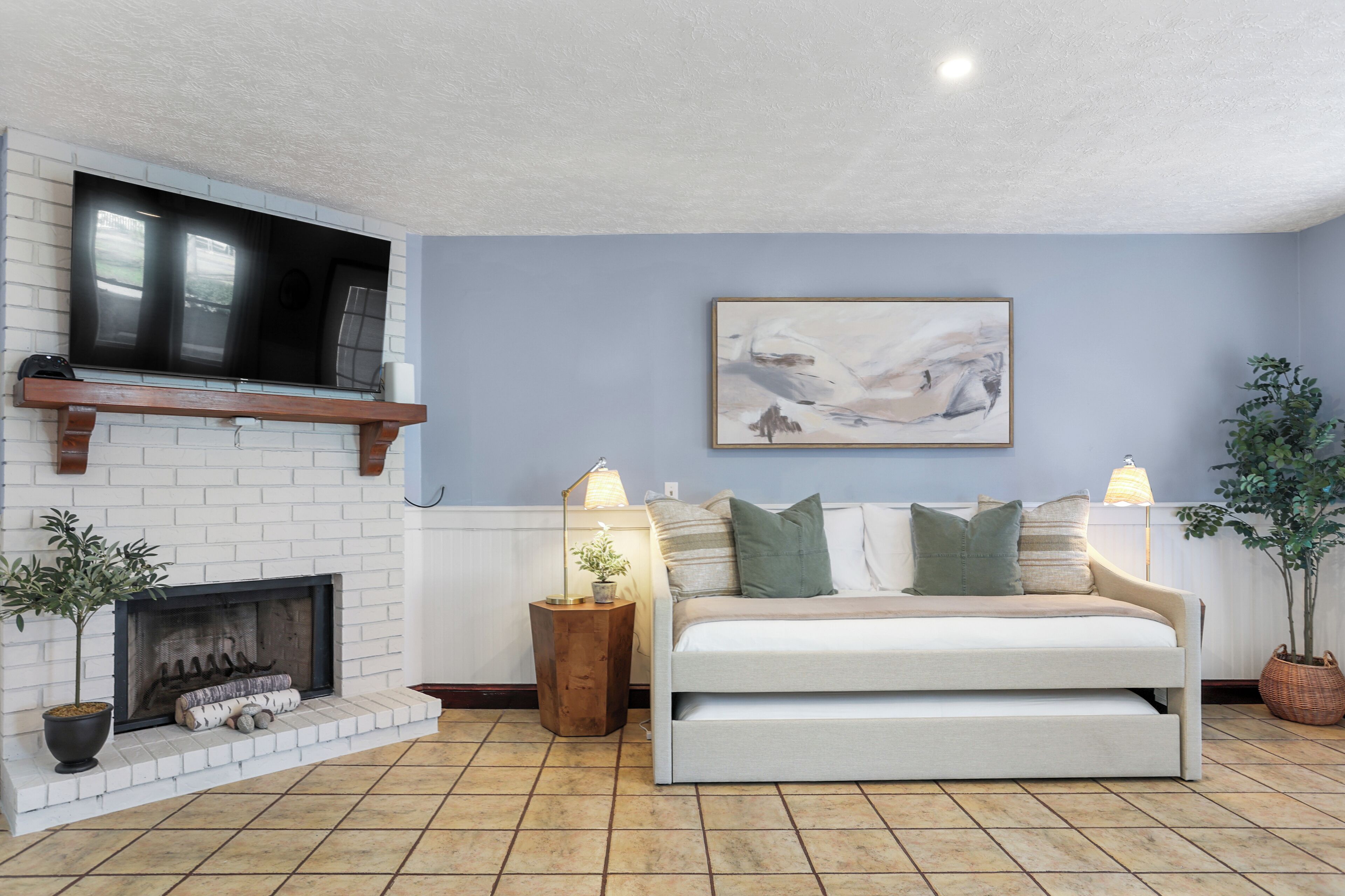 Iron/ironing board, free WiFi