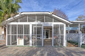 Terrace/patio - Family Friendly House w Pool & Games (Savannah)