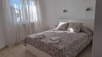 Iron/ironing board, WiFi, bed sheets