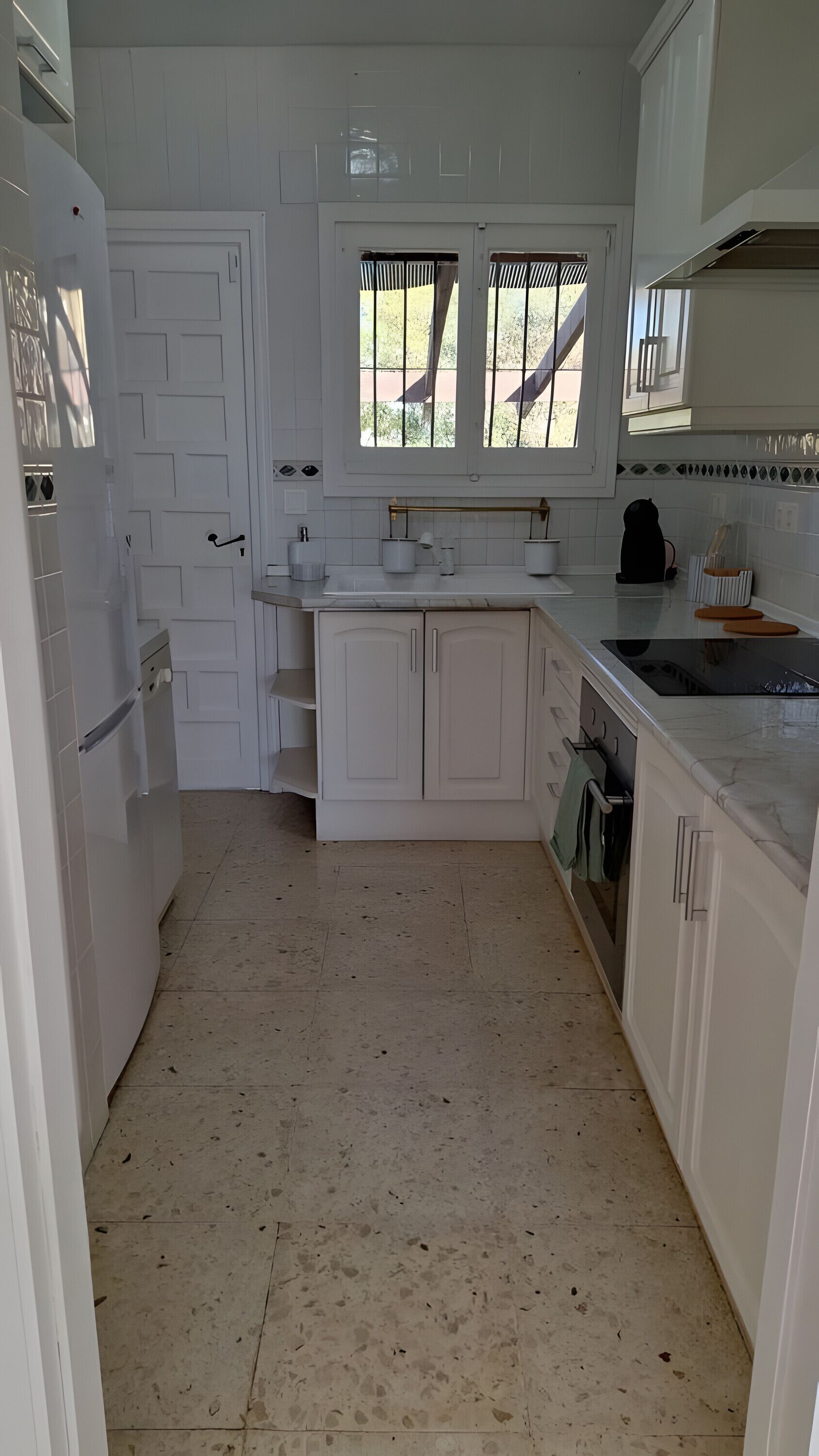 Frigorífico, microondas, horno y placa de cocina