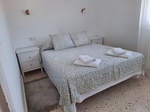 Een strijkplank/strijkijzer, wifi, beddengoed