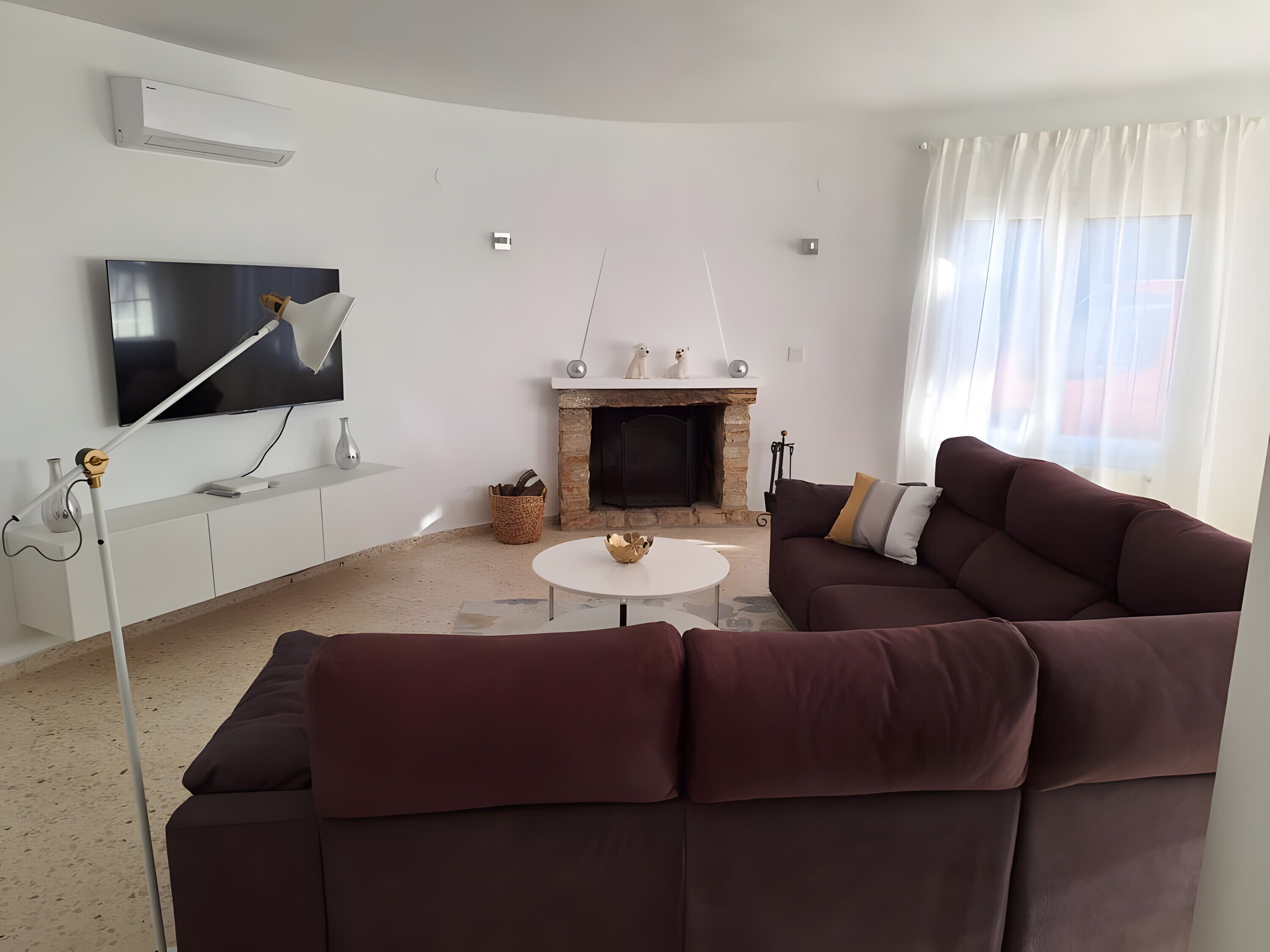 Una televisión, una chimenea