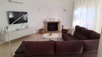 Een televisie en een open haard