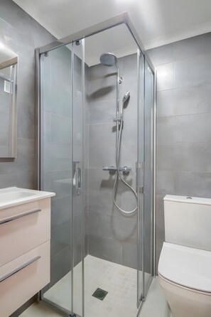 Douche, séchoir à cheveux, serviettes fournies