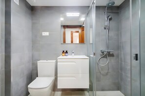 Douche, sèche-cheveux, serviettes fournies