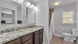 Shower, hair dryer, towels, shampoo - Belmar House w/ Guest House ⟶ Walk to Lake & Shops (Lakeland)