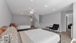 6 bedrooms, desk, iron/ironing board, travel crib