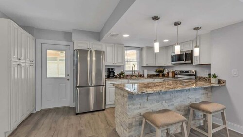 Belmar House w/ Guest House ⟶ Walk to Lake & Shops
