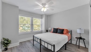 6 bedrooms, desk, iron/ironing board, travel crib