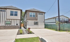 Exterior - Fabulous 2-bedroom in a Prime location, Houston Medical center and NRG stadium! (Houston)