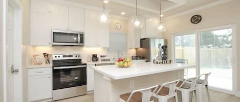 Een microgolfoven, een oven, een kookplaat, een vaatwasser